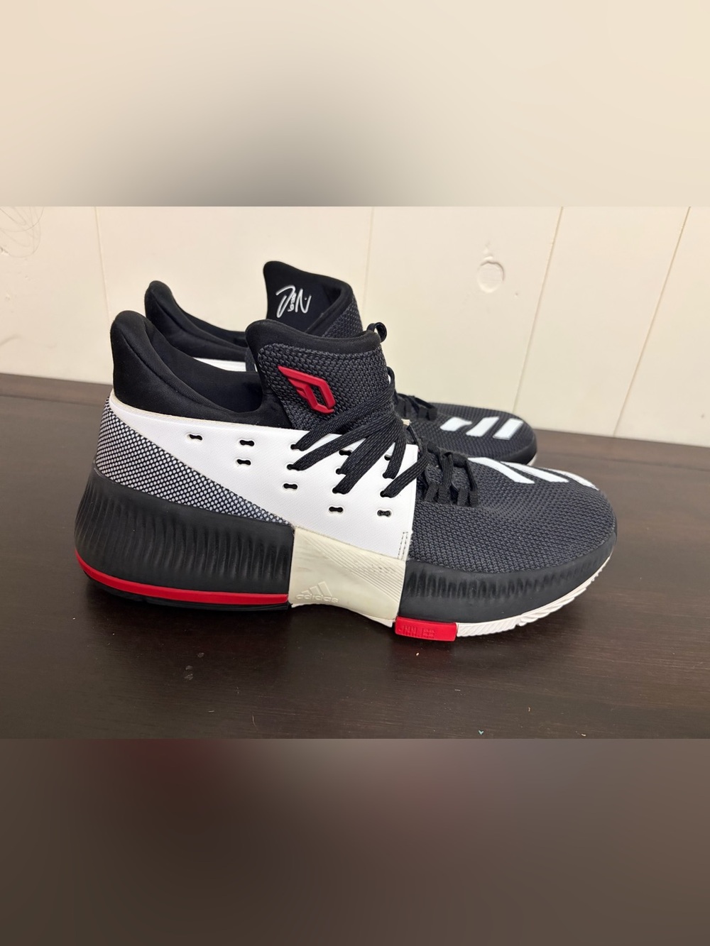 Adidas Dame 3 On Tour Lillard
Mens 7 Black White Red
Basketball Shoes BB8269